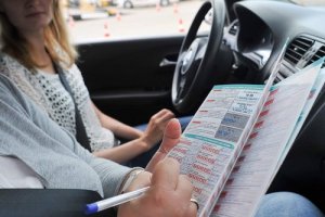 Как лучше подготовиться к сдаче на права в Екатеринбурге - avtoshkolakursant.ru | фото