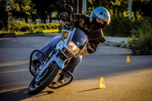 Как улучшить свои навыки вождения мотоцикла? в Екатеринбурге - avtoshkolakursant.ru | фото