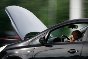 На ходу открылся капот: как действовать водителю? в Екатеринбурге - avtoshkolakursant.ru | фото