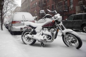 Особенности вождения мотоцикла и машины в зимний период в Екатеринбурге - avtoshkolakursant.ru | фото