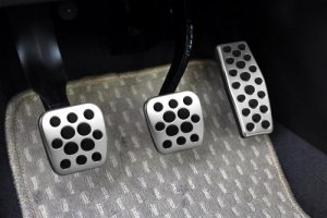 Педали автомобиля, что и когда нажимать? в Екатеринбурге - avtoshkolakursant.ru | фото