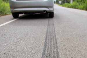 Правила безопасного торможения в Екатеринбурге - avtoshkolakursant.ru | фото